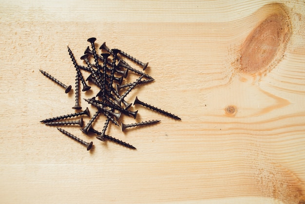 Tornillos para la fijación de tablas de madera.