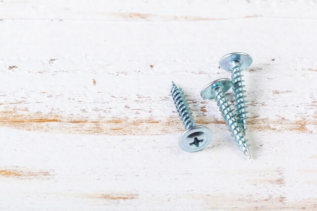 Tornillos en una mesa de madera