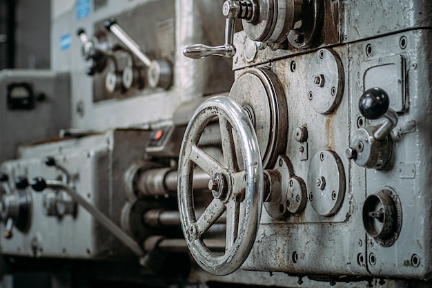 Torno antiguo para procesamiento de metales Tipo de piezas de máquinas de metal en taller de torno en fábrica Fondo industrial Equipo industrial