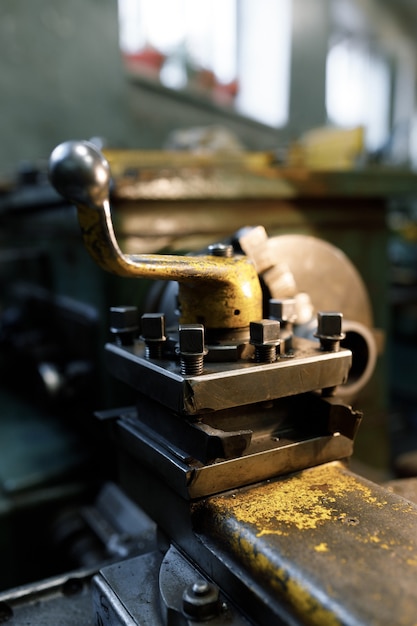 Foto torno de serralheiro antigo, componentes e ferramentas. close-up do torno, metal com um fundo desfocado.