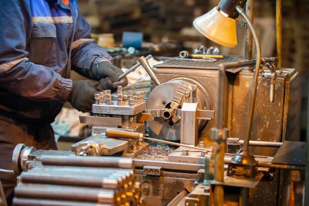 Torno industrial en el taller para el trabajo del metal