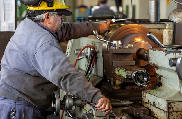 Torno mecânico industrial, fabricação de peças industriais