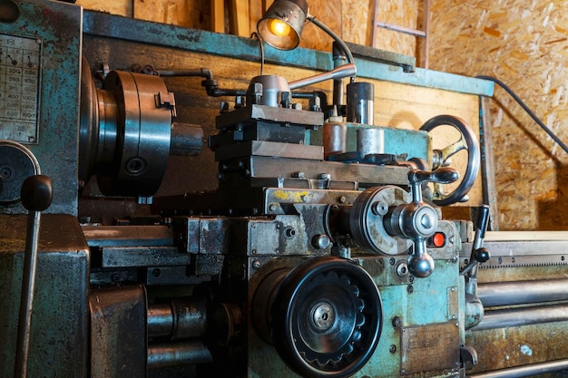 Foto torno de metal antiguo en el taller, metalurgia, máquinas herramientas