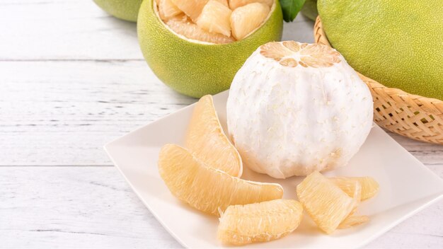 Toronja pomelo pomelo pelado fresco sobre fondo de mesa de madera brillante Fruta de temporada para el Festival del Medio Otoño cerca del espacio de copia