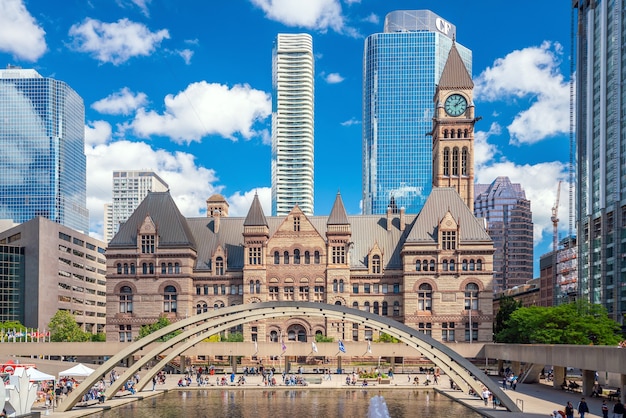 Toronto, Canadá - 15 de setembro de 2019: Toronto City Hall e Nathan Phillips Square no centro de Toronto, Canadá