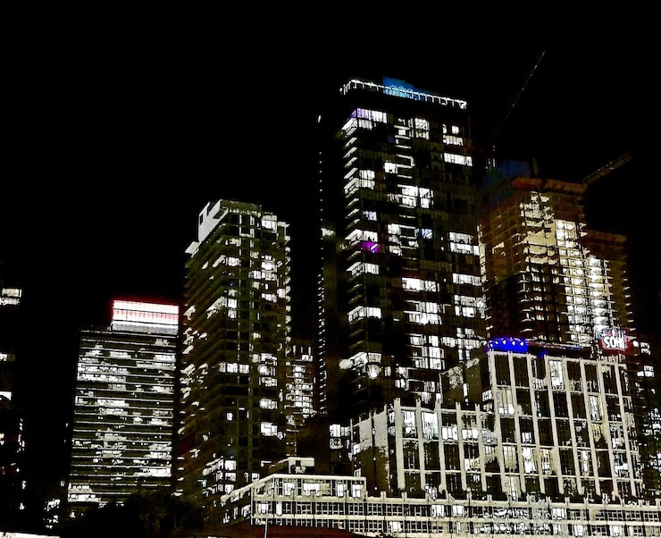 Foto toronto, canadá, vista de ângulo baixo de edifícios iluminados na cidade à noite