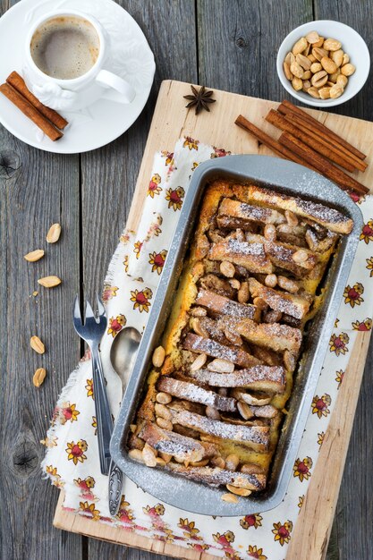 Torrada assada com banana e amendoim na velha de madeira.