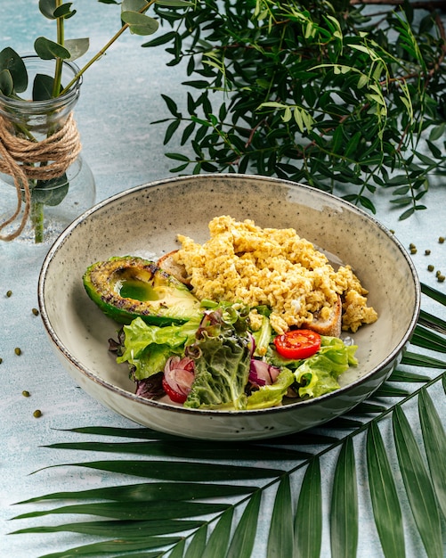 Torrada com abacate grelhado e salada