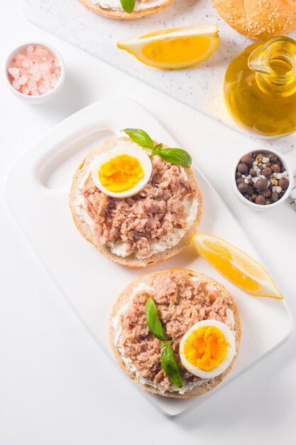 Torrada com atum enlatado Peixe sanduíche aberto com ovo e queijo