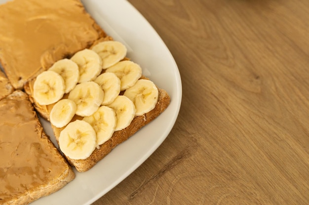 torrada com banana e manteiga de amendoim em um prato branco