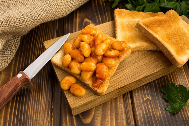 Torrada com feijão em molho de tomate