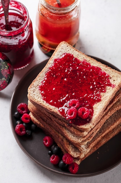 Torrada com geléia de framboesa por cima