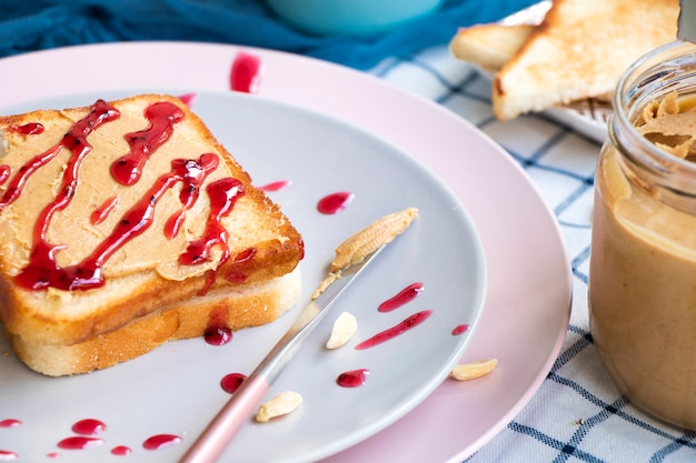 Torrada com manteiga de amendoim e geleia de frutas vermelhas, sanduíche de café da manhã clássico americano