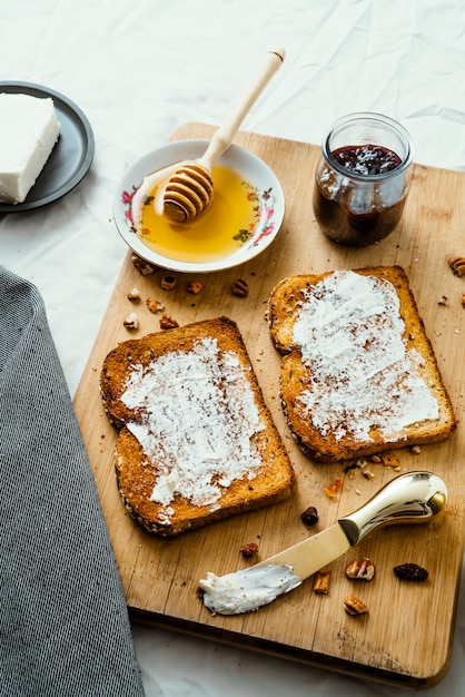 Foto torrada com mel, queijo creme e geléia de frutas vermelhas