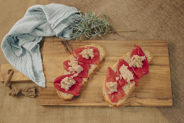 Torrada de atum com pimentão assado uma típica tapa espanhola