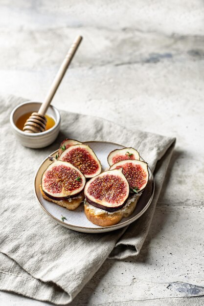 Torrada de bruschetta com ricota e figos coberto com espaço de texto de mel