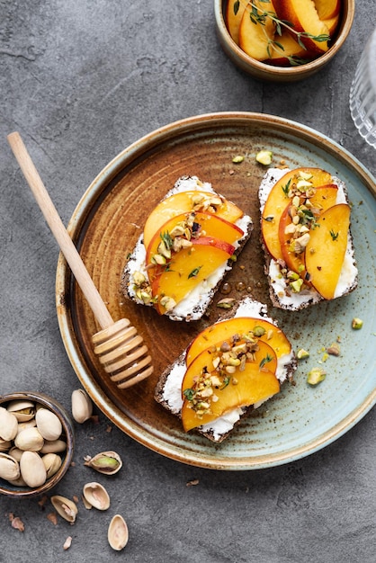 Torrada de café da manhã com pêssego e cream cheese Ricota de pêssego e torrada de mel quente