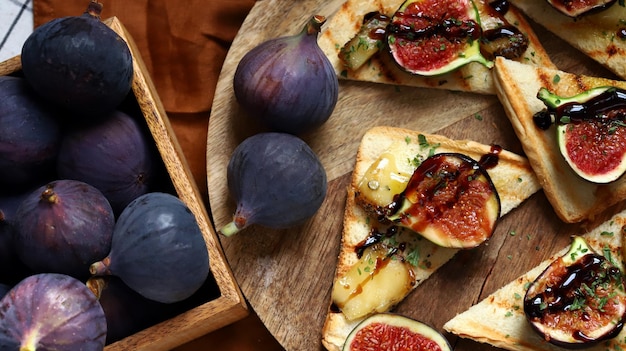 Torrada de figo com queijo, especiarias, azeite e vinagre balsâmico Bruschetta com figos