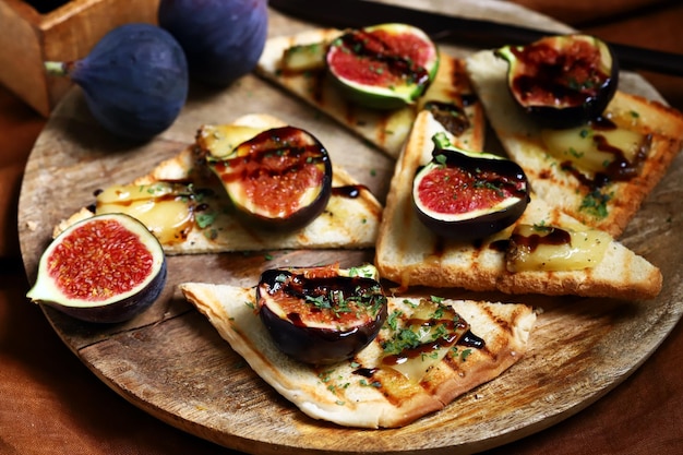 Torrada de figo com queijo, especiarias, azeite e vinagre balsâmico Bruschetta com figos