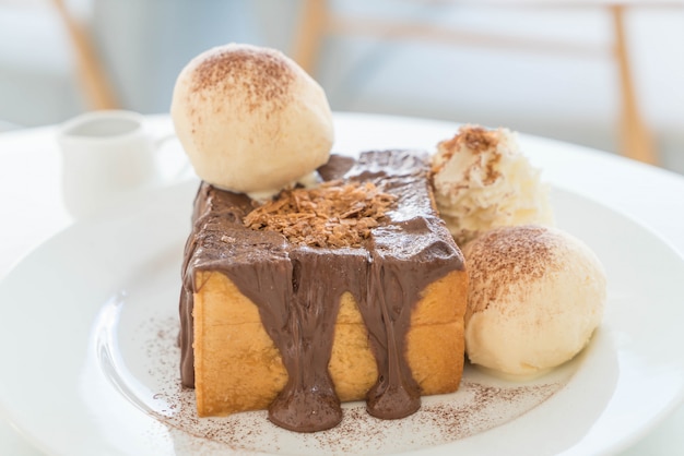 Torrada de mel com gelado de baunilha e chocolate