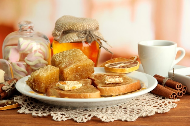 Torrada de pão branco com mel e café no café