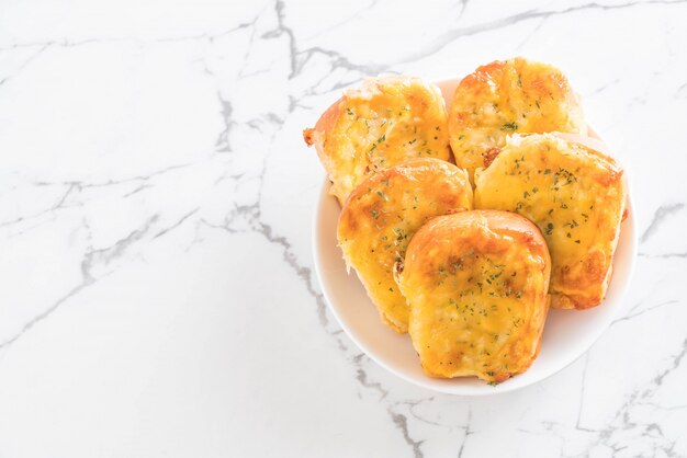 torrada de pão com queijo e alho