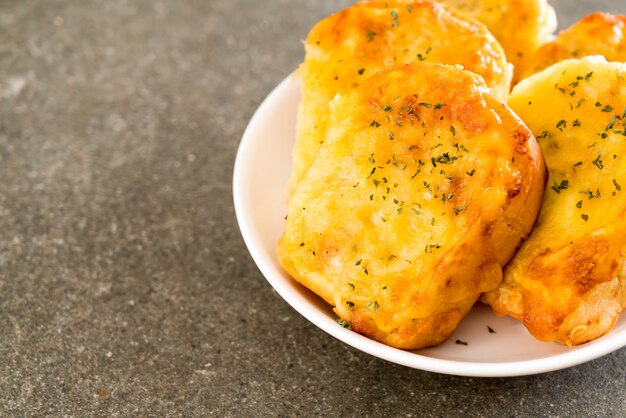 torrada de pão com queijo e alho