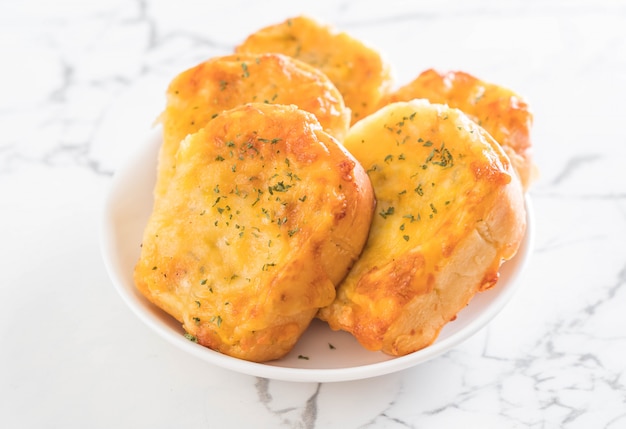 torrada de pão com queijo e alho