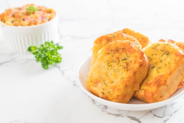 Torrada de pão com queijo e alho