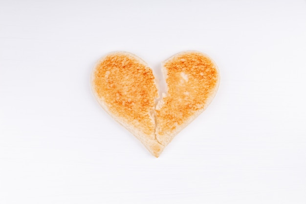 Torrada de pão quebrado coração símbolo, divórcio, separação, conceito de relacionamento infeliz