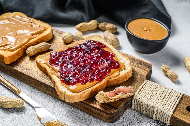 Torrada de sanduíche de manteiga de amendoim com geleia de frutas vermelhas