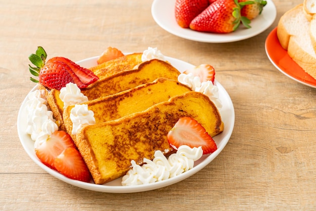 torrada francesa caseira com morango fresco e chantilly