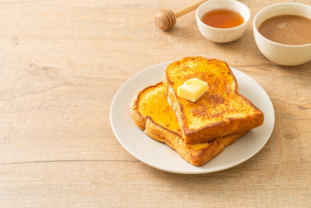Torrada francesa com manteiga e mel no café da manhã