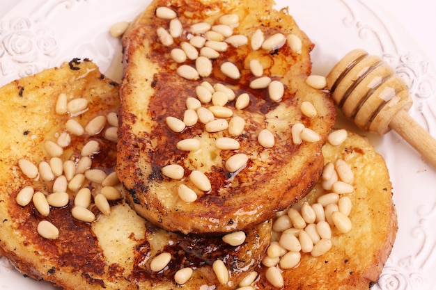 Torrada francesa com xarope de mel croutons pinhões pequeno-almoço doce sobremesa seletivo foco suave