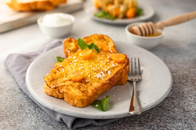 Torrada francesa de brioche com mel physalis e hortelã Café da manhã com pão frito com ovo e leite