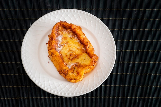 Torrada francesa frita Torrijas Típico doce espanhol da Páscoa Fotografia vertical e foco seletivo