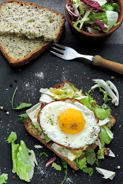 Torrada frita com ovo e salada. Saudável café da manhã ou lanche. Keto dieta. Keto lanche ou café da manhã.