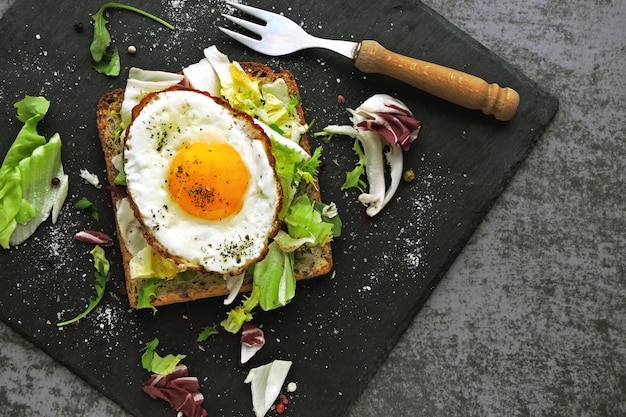 Torrada frita com ovo e salada. saudável café da manhã ou lanche. keto dieta. keto lanche ou café da manhã.