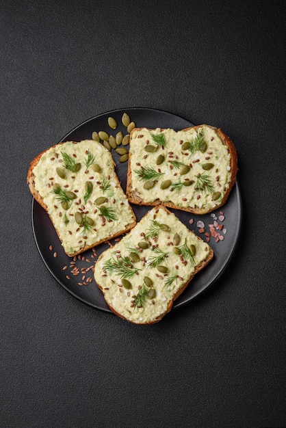 Torrada grelhada com pasta de abacate ovos cream cheese sal especiarias e ervas