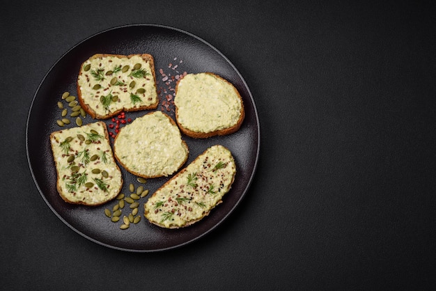 Torrada grelhada com pasta de abacate ovos cream cheese sal especiarias e ervas