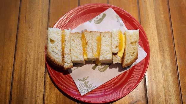 Torrada Srikaya ou torrada de pão com geléia de coco sobremesa popular dos malaios indonésios e cingapurianos um pão torrado com geléia de kaya é uma pasta doce feita a partir de ovos de leite de coco e açúcar