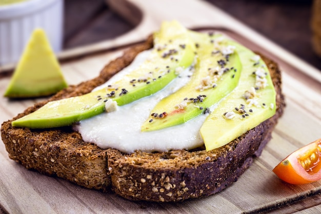 Foto torrada vegetariana, pão integral com abacate