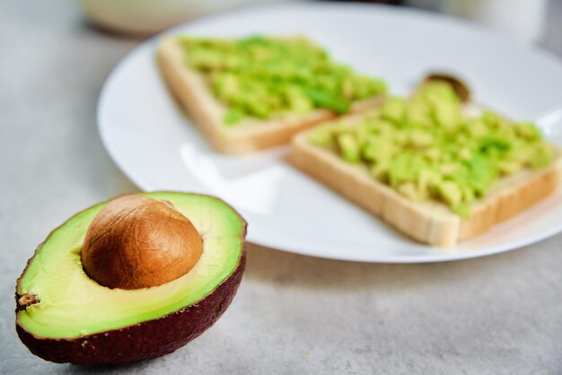 Torradas com abacate na chapa branca comida saudável e conceito de dieta produto orgânico