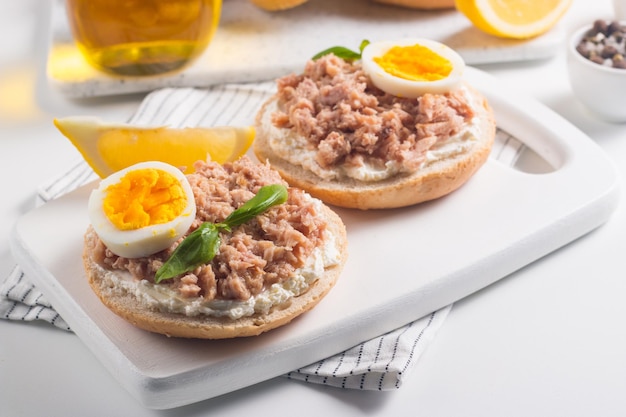 Torradas com Atum em Conserva Sanduíche aberto com ovo e queijo