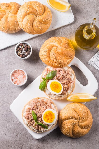 Torradas com Atum em Conserva Sanduíche aberto com ovo e queijo