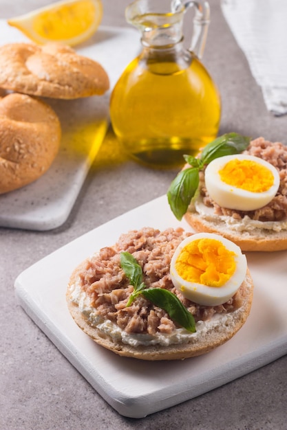 Torradas com Atum em Conserva Sanduíche aberto com ovo e queijo