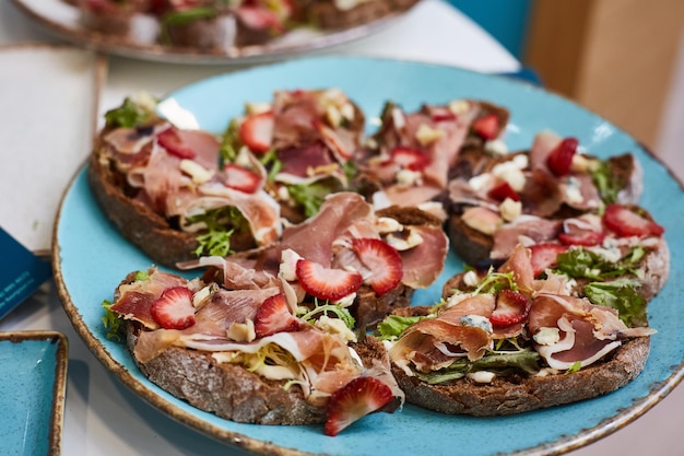 Torradas com carne e lascas de morango Comida típica espanhola Carne de porco