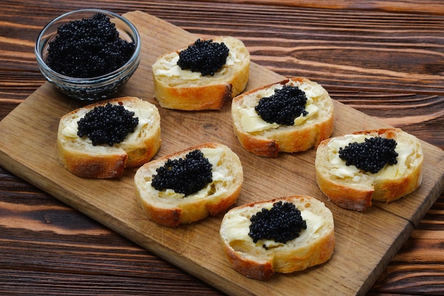 Torradas com caviar preto Spase para texto ou desenho