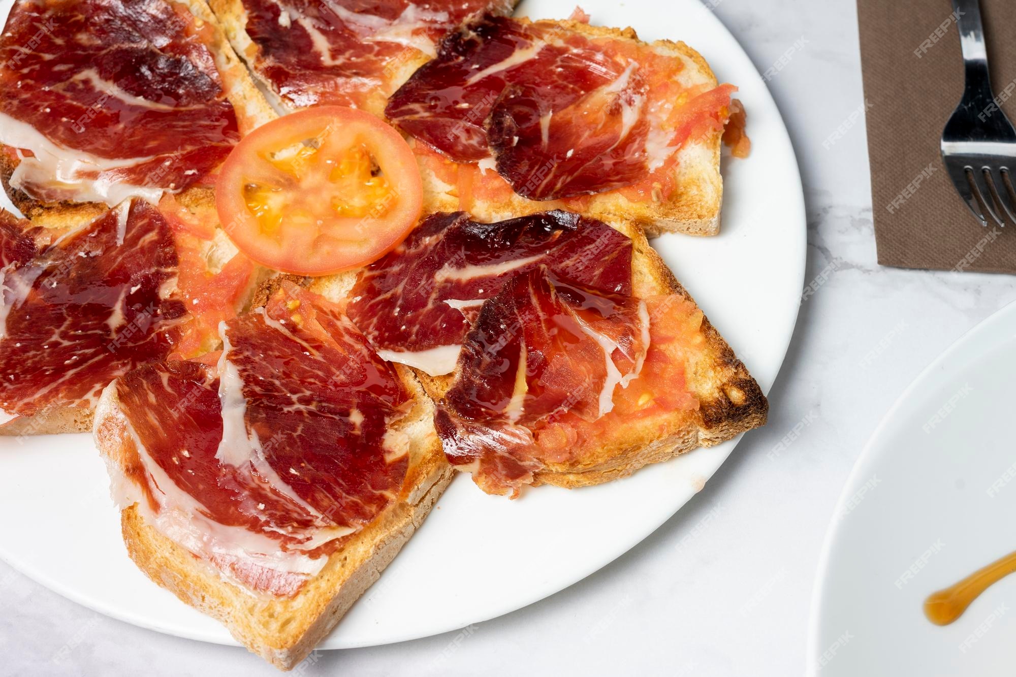 Torradas com delicioso presunto ibérico e fatia de tomate com