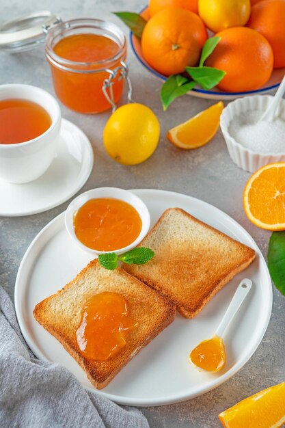 Torradas com geléia de laranja ou geléia de laranja com xícara de chá Delicioso café da manhã Copiar espaço